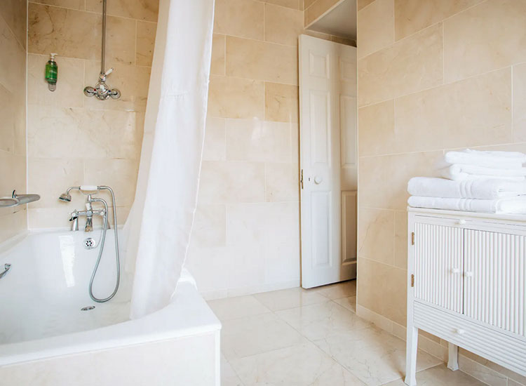 Gleeson’s-Roscommon-Executive-Suite-Bathroom