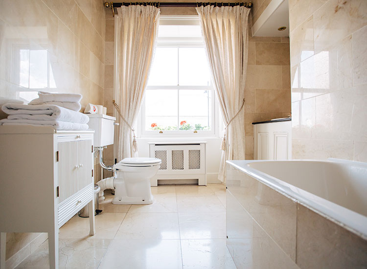 Gleeson’s-Roscommon-Junior-Suite-Bathroom